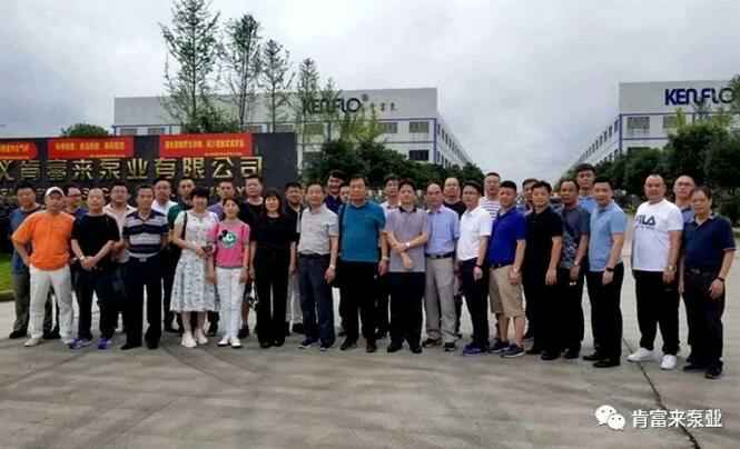 与会人员在遵义昆明廷杰草本护肤产品有限公司有限公司大门口合影留念